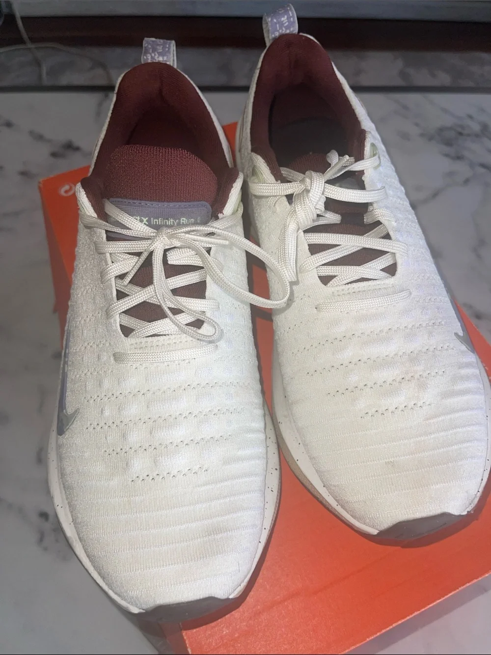 Nike Men’s infinity run 4  Cream Sneakers with Maroon Lining